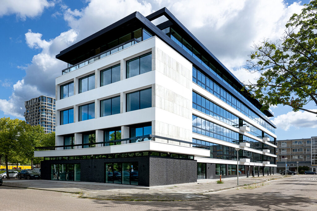 Des fenêtres en aluminium donnent à la rénovation de la façade de ‘The Lobby’ une apparence moderne 1