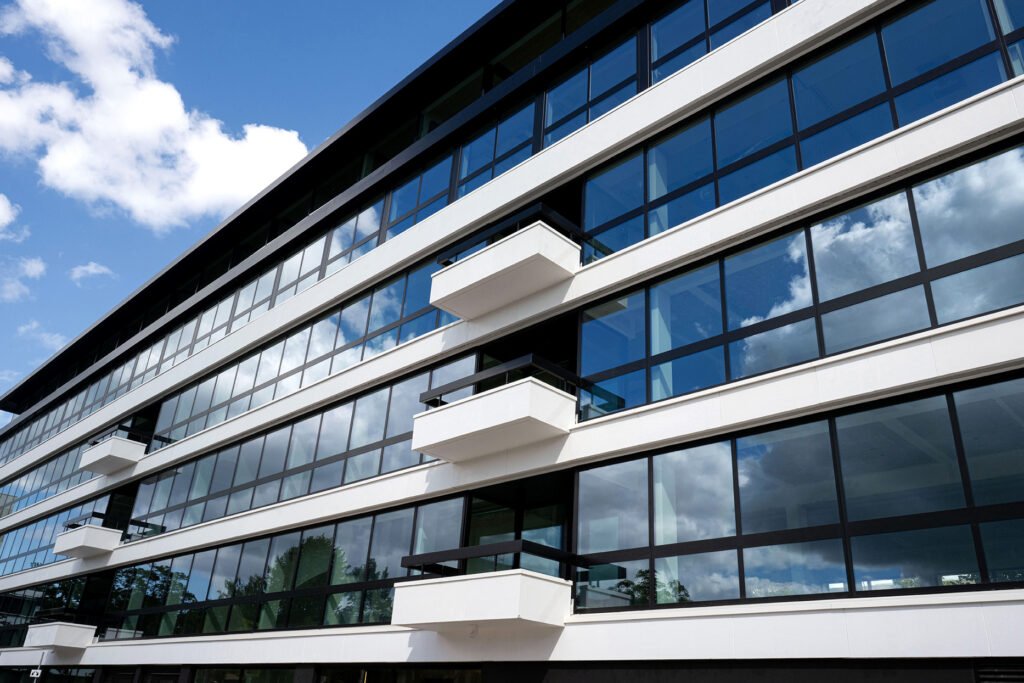 Des fenêtres en aluminium donnent à la rénovation de la façade de ‘The Lobby’ une apparence moderne 2