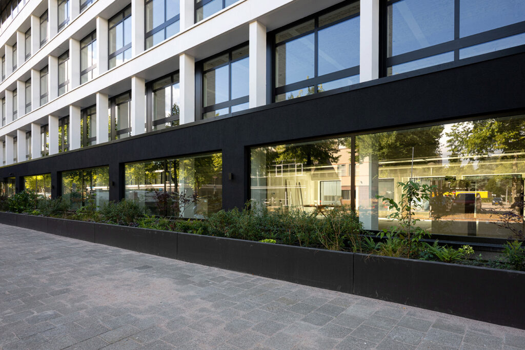 Des fenêtres en aluminium donnent à la rénovation de la façade de ‘The Lobby’ une apparence moderne 3