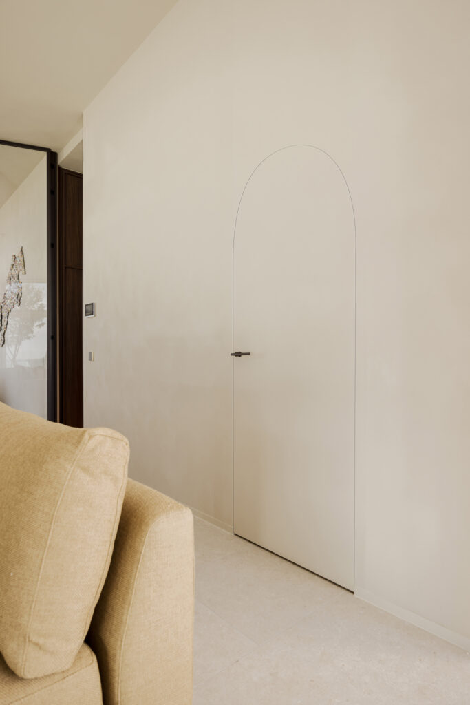 Invisidoor Arche : encadrement invisible pour portes cintrées 2