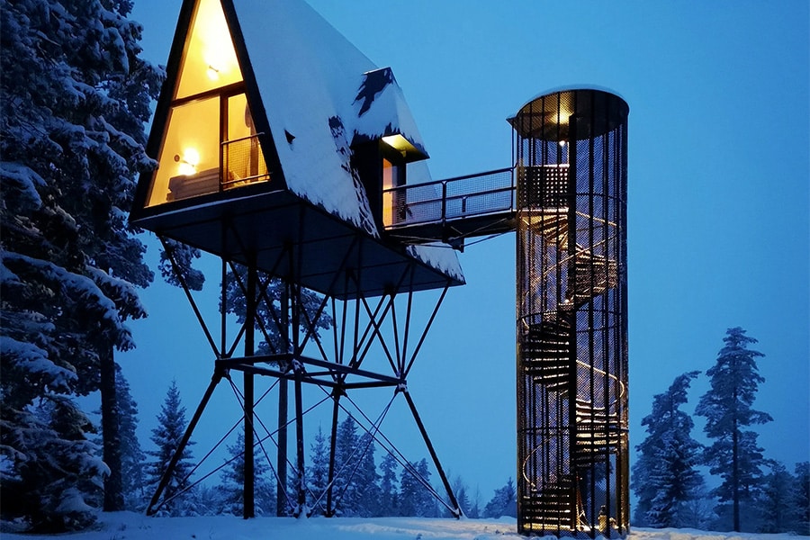 Architectuur tussen de besneeuwde boomtoppen