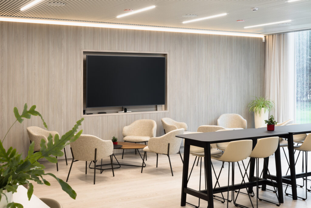 Geslaagde integratie Design en Functionaliteit  in de nieuwe kantoren Eubelius Kortrijk met akoestische integratie panelen in meubel en wand