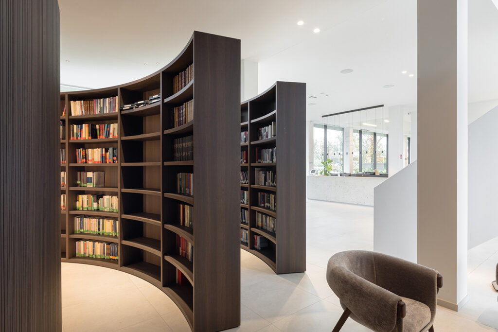 Integratie van akoestische panelen in meubel en wand