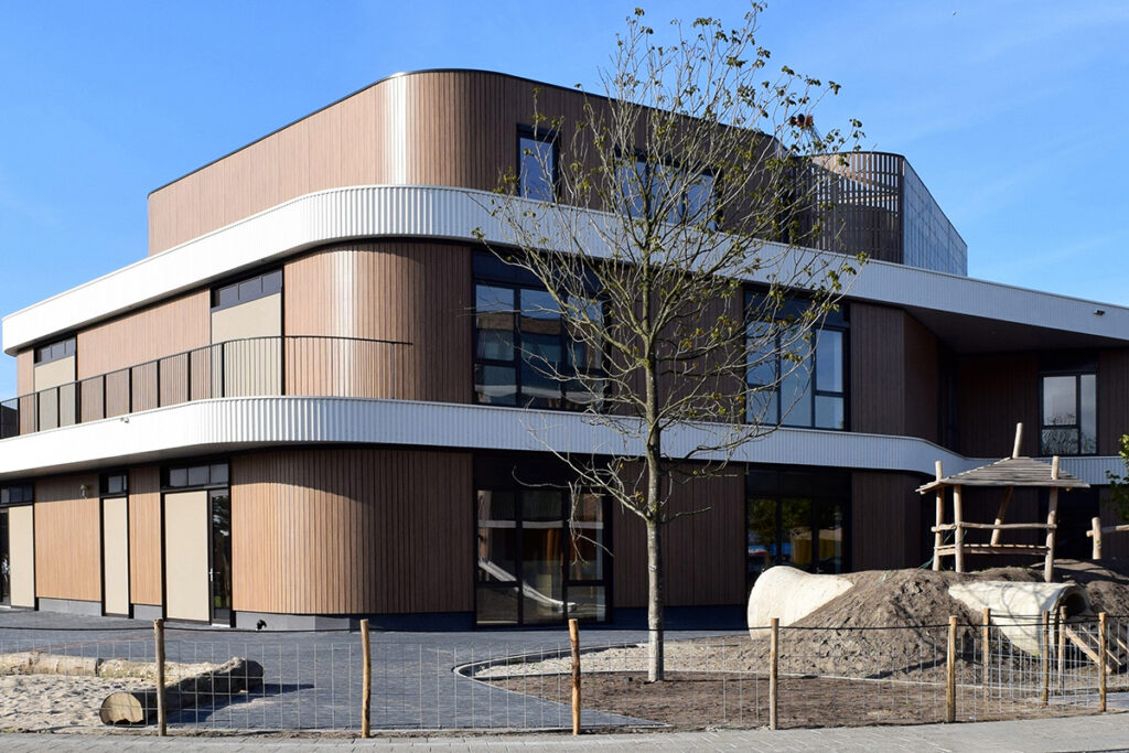 Knappe gevelrondingen in HPL met houtdecor