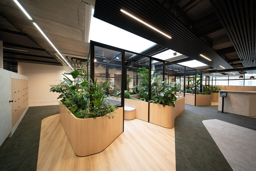 Gebogen lijnen als eyecatcher in nieuw kantoor EG