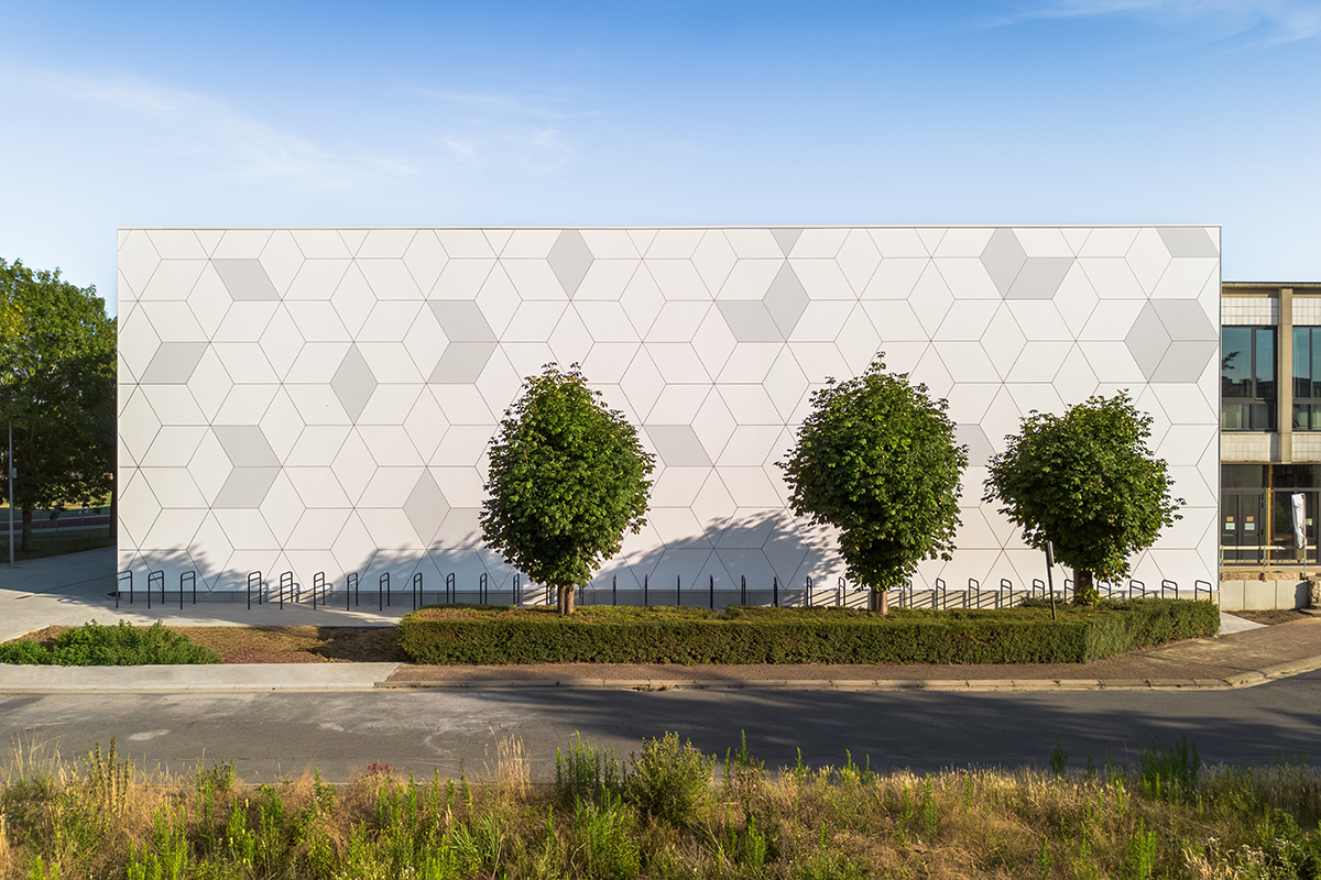 HPL-gevel speelt met licht en textuur 5
