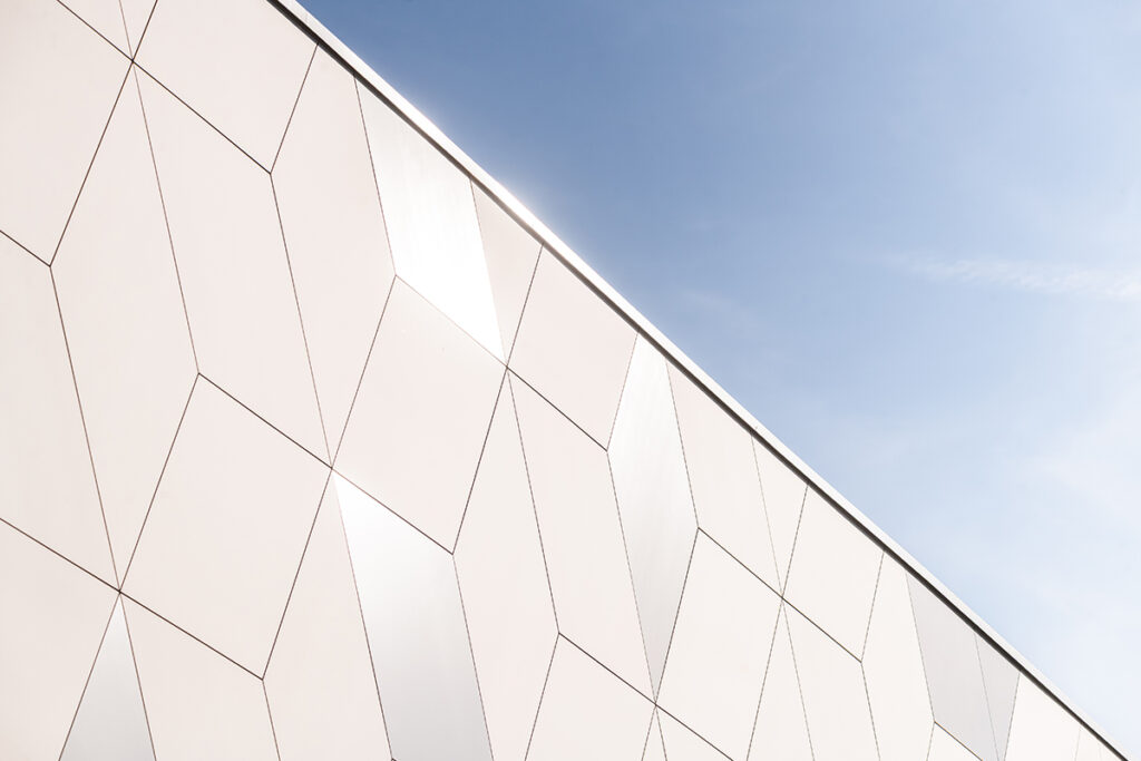 HPL-gevel speelt met licht en textuur 2