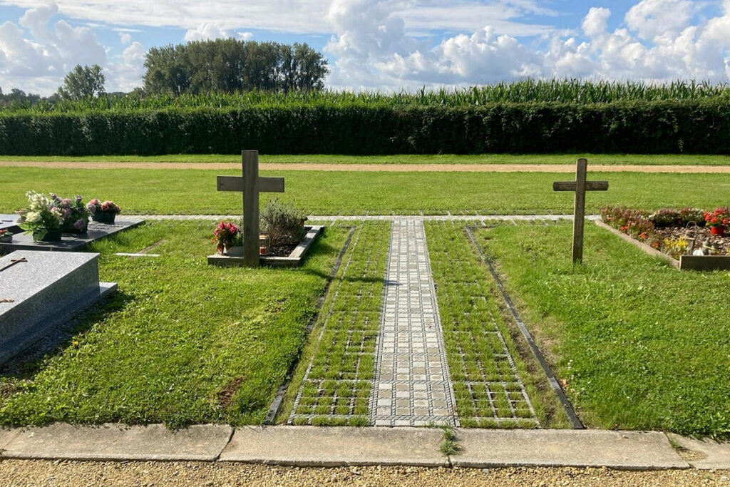 Gemeentelijke begraafplaats met ecologisch verantwoorde bezaaide wandelpaden 2