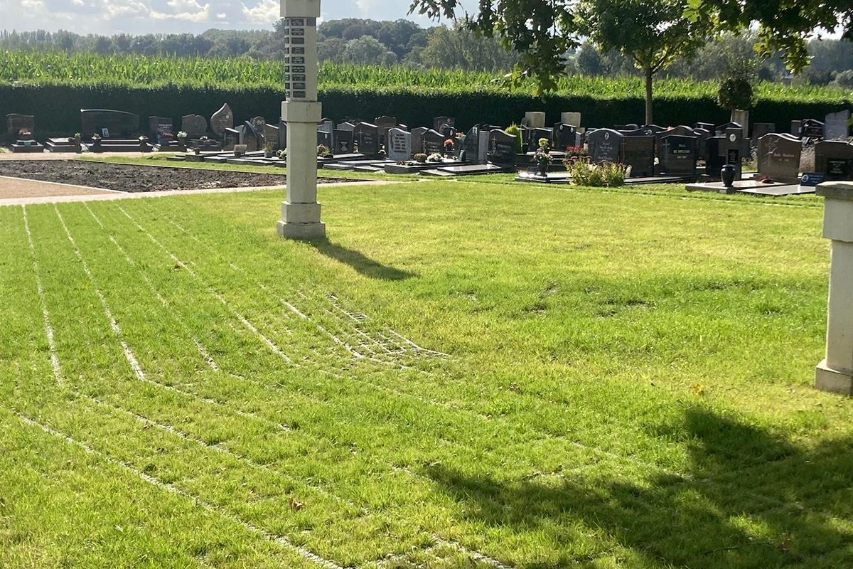 Gemeentelijke begraafplaats met ecologisch verantwoorde bezaaide wandelpaden 4