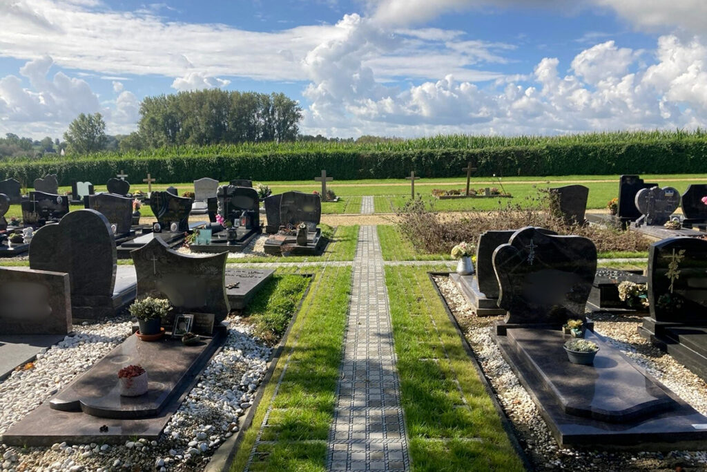 Gemeentelijke begraafplaats met ecologisch verantwoorde bezaaide wandelpaden 1