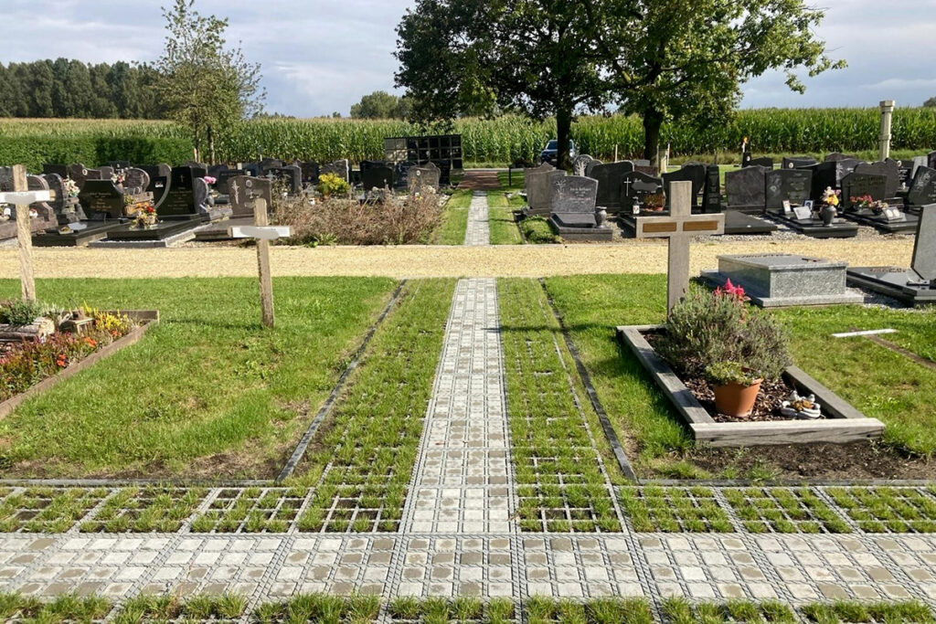 Gemeentelijke begraafplaats met ecologisch verantwoorde bezaaide wandelpaden 3
