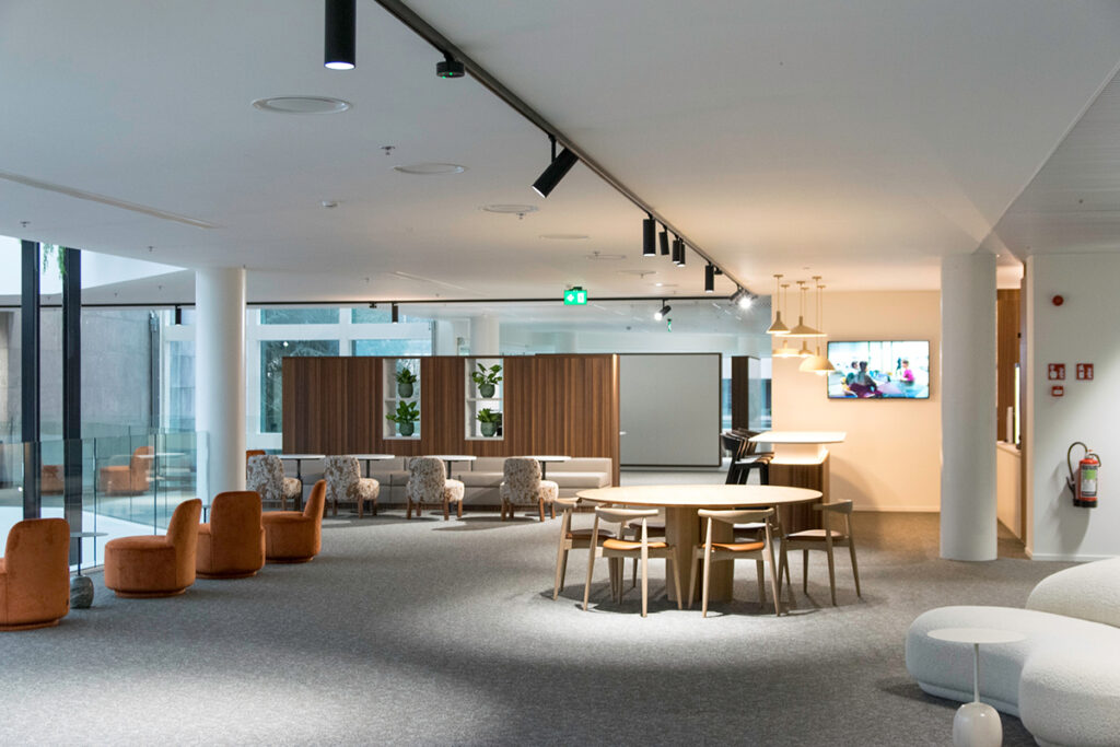 Meer dan 65 jaar ervaring in kantoorinrichting 2