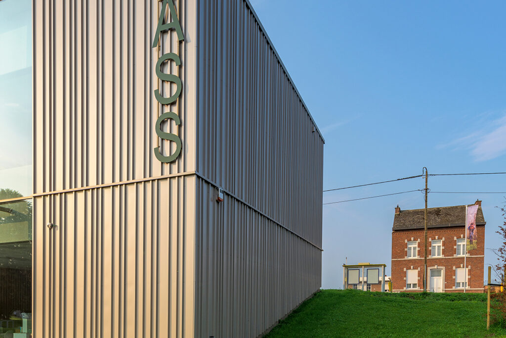 Edel staaltje gevelarchitectuur in goud en champagnekleur 2