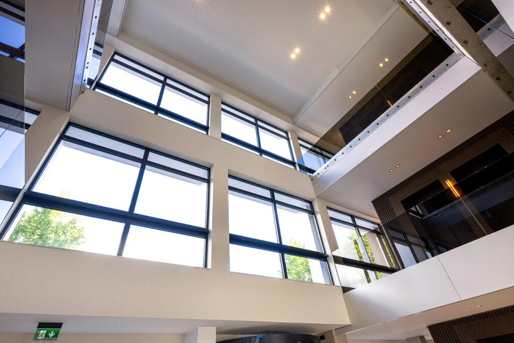 Aluminium ramen geven gevelrenovatie van ‘The Lobby’ een moderne uitstraling 4