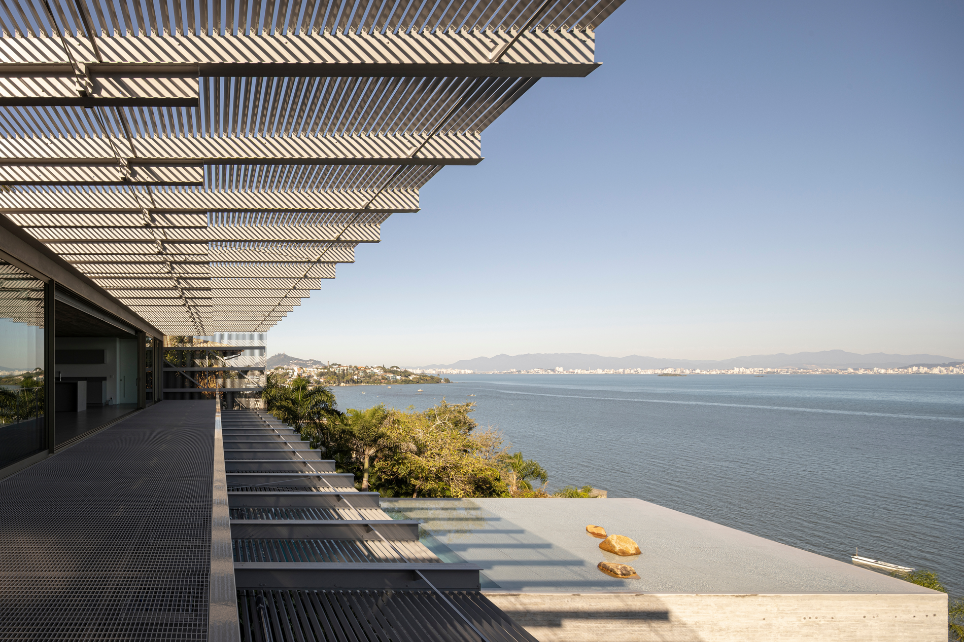GRENSVERLEGGEND: het Braziliaanse Casa Ponte van Tetro Arquitetura 3