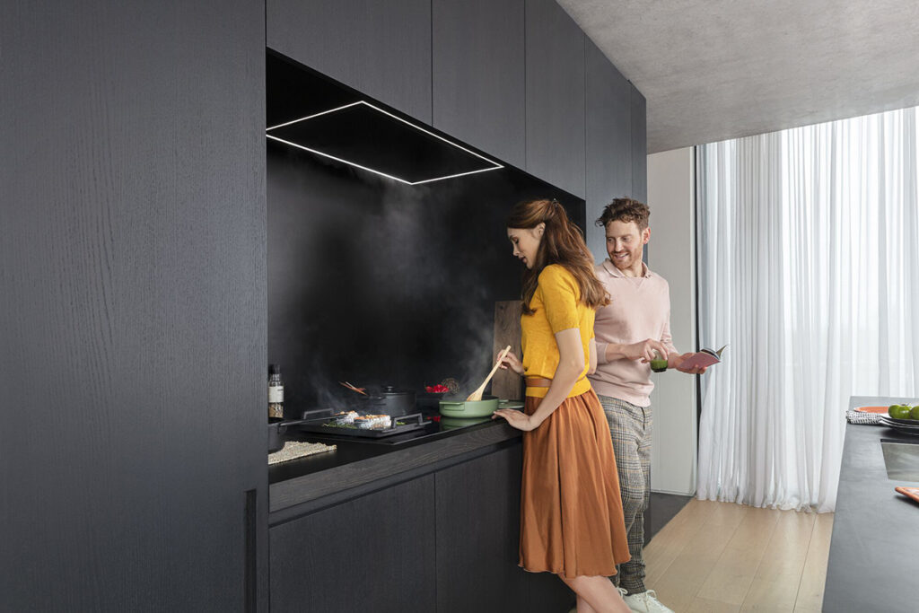 Plafonddampkappen ontworpen voor rust in de hedendaagse keukenarchitectuur 1