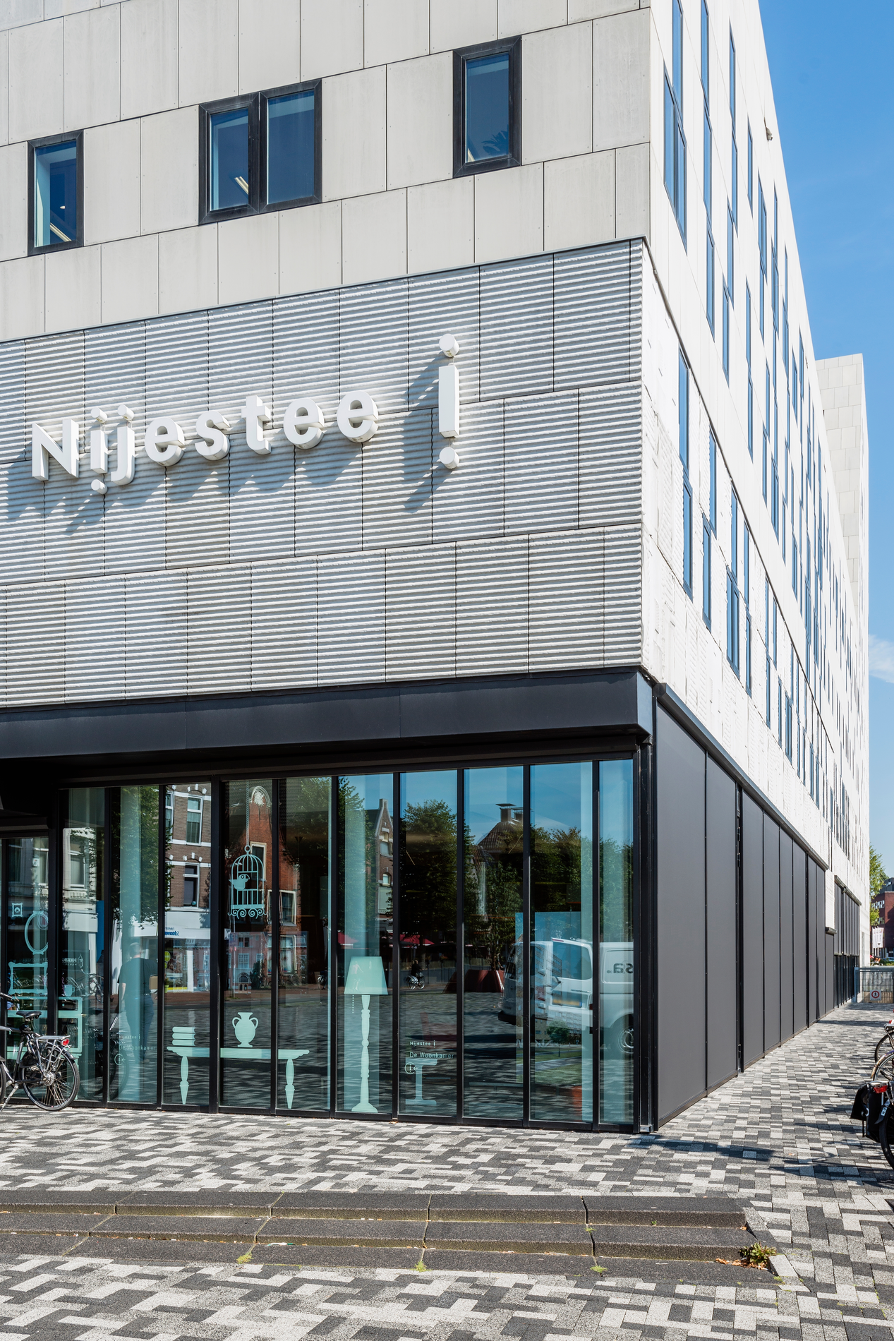 Zonvakker en klimfirma slaan handen in elkaar voor montage op grote hoogte 2