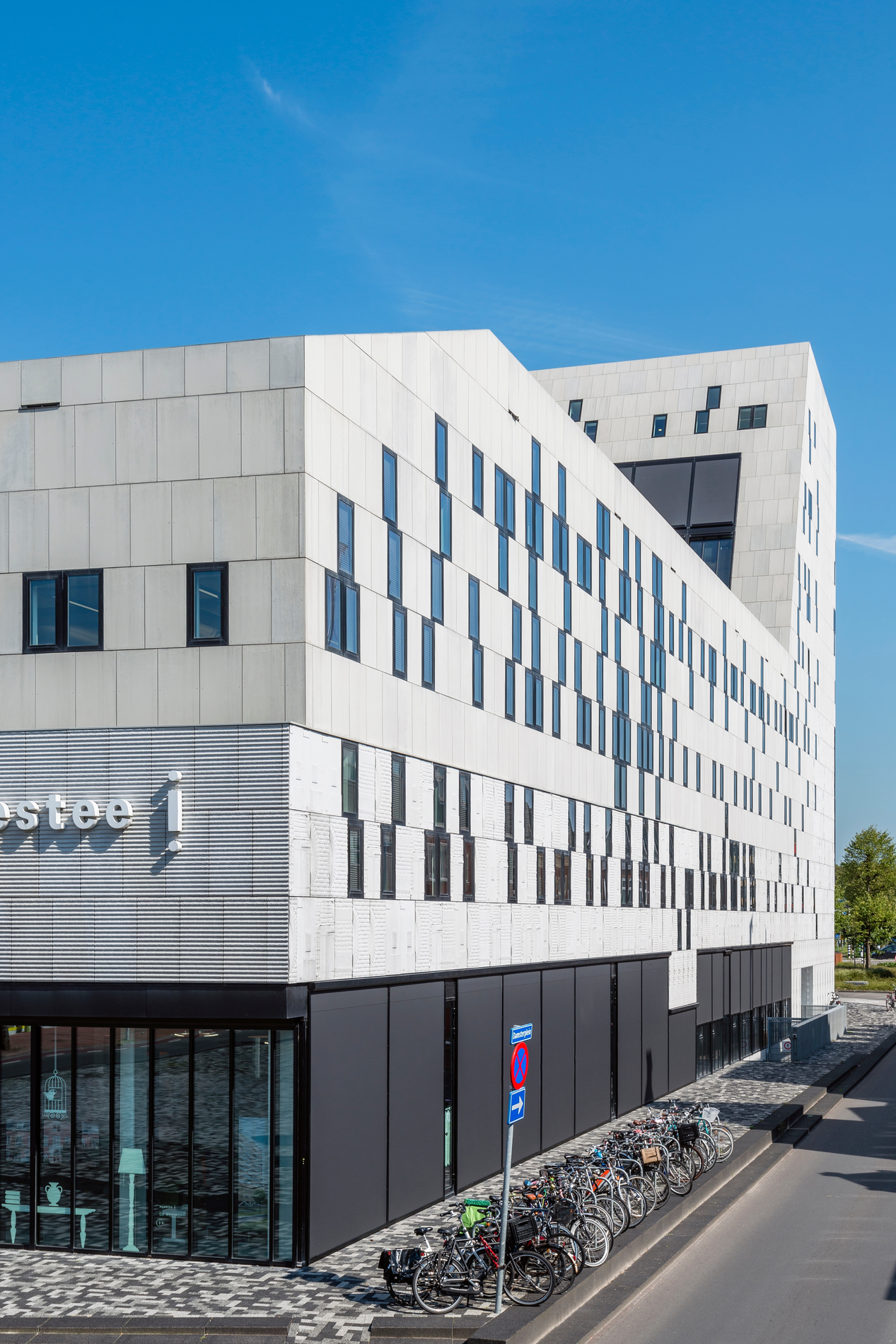 Zonvakker en klimfirma slaan handen in elkaar voor montage op grote hoogte 3
