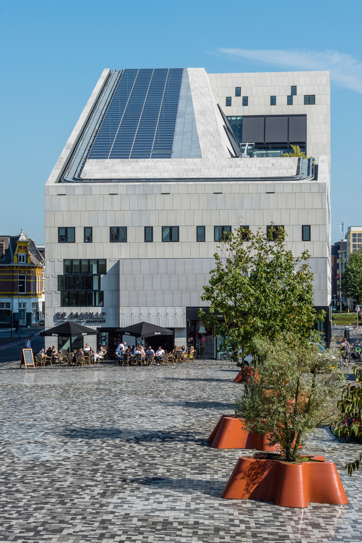 Zonvakker en klimfirma slaan handen in elkaar voor montage op grote hoogte 1