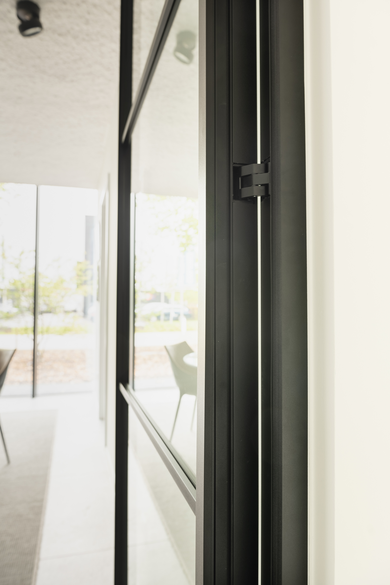 Lichtrijk kantoor voor MFI Coatings met strakke glaswanden 3