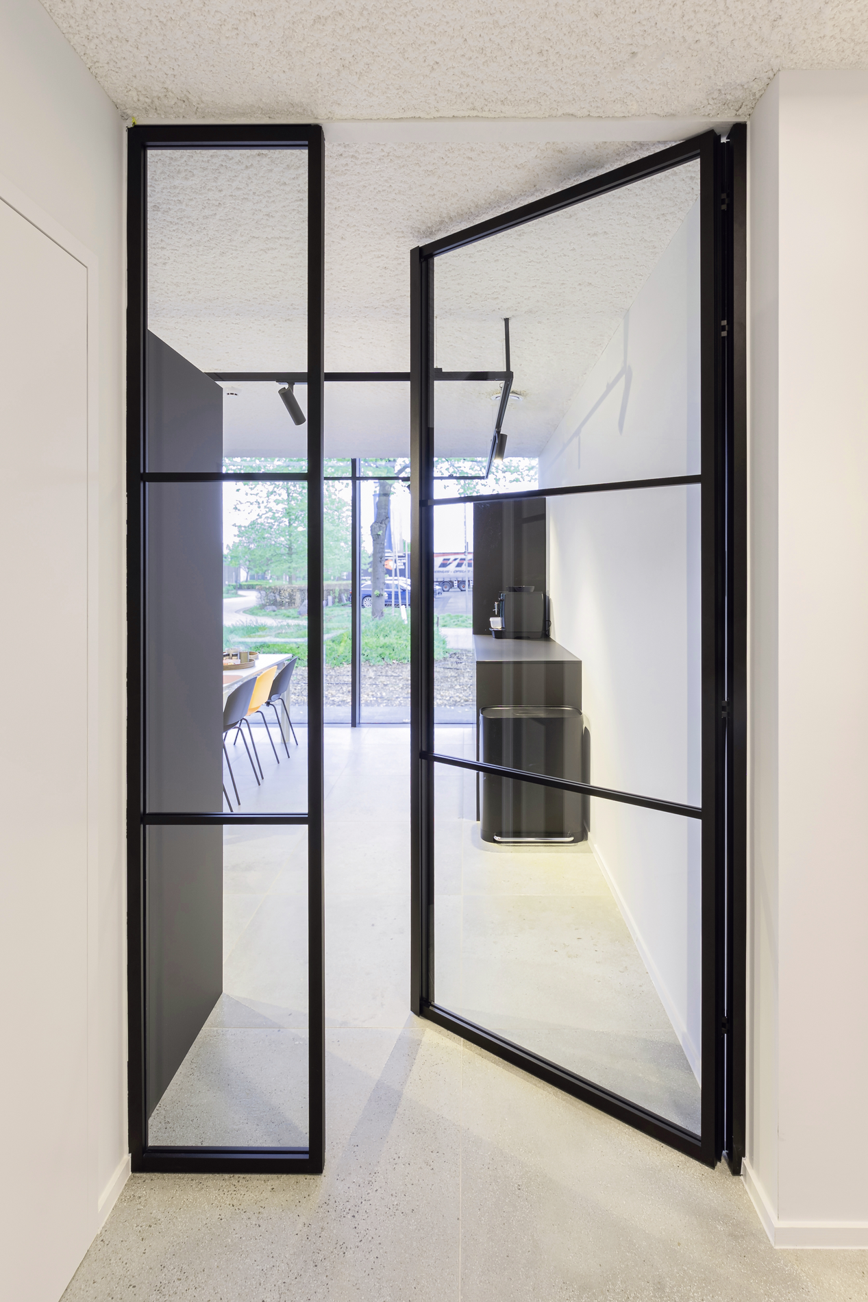 Lichtrijk kantoor voor MFI Coatings met strakke glaswanden 1