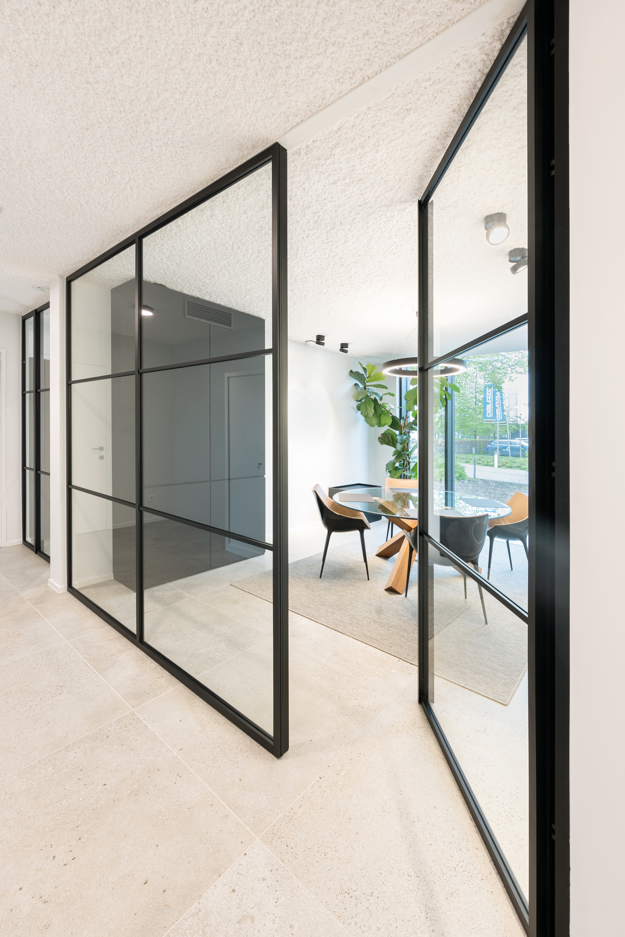 Lichtrijk kantoor voor MFI Coatings met strakke glaswanden 3